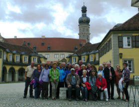 Die Wandergruppe vor dem Schloss Weikersheim