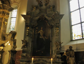Heilige Elisabeth mit Weizenbier in einer Kirche Bad Mergentheim